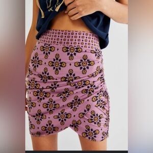 NWT FREE PEOPLE She's Something Else Printed Mini Skirt Smokey Lilac
Size Large